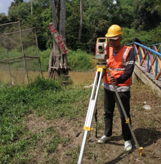 Pengukuran dengan total station di lapangan